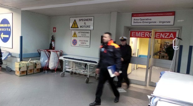 Aggressione al Pronto soccorso, poi i parenti di un paziente entrano in sala operatoria: bloccato l'intervento in corso