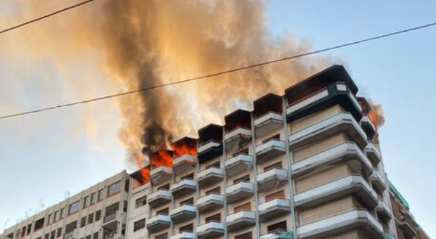 Incendio in un appartamento a Taranto: morta una donna, evacuati tutti i condomini