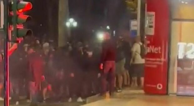 Roma-Feyenoord, scontri a Tirana: albanese ferito alla testa. Guerriglia in città con ultras olandesi