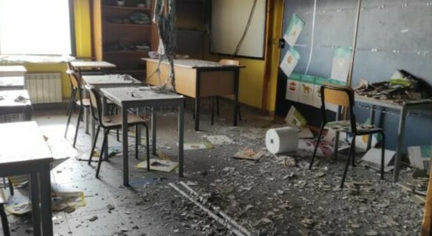 I danni causati dai vandali incendiari nella scuola elementare di Villalba di Guidonia