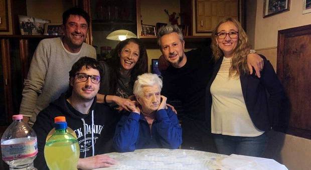 Nonna Ninetta insieme ai nipoti nel compleanno dello scorso anno