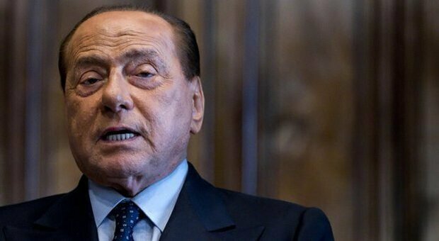 Berlusconi al telefono interviene a sorpresa a un comizio di FI ad Aosta: «Lotto per uscire da infernale malattia»