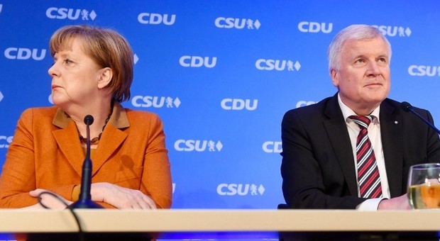 Migranti, strappo dei falchi bavaresi: Seehofer pronto a dimettersi. Governo Merkel in bilico