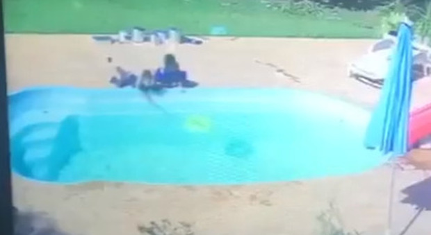 Bimbo di 3 anni salva l'amico che stava annegando nella piscina, la mamma: «Arthur, mio piccolo eroe» Video