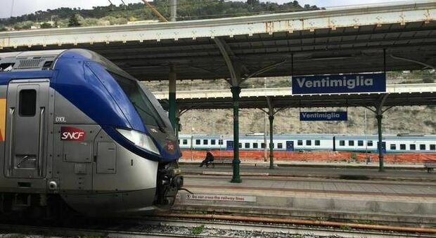 Ventimiglia, treno cisterna deraglia in stazione: «Possibile errore umano»