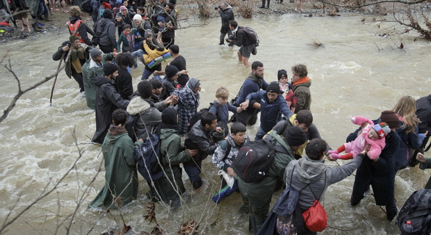 Migranti, in centinaia cercano di attraversare fiume in piena per entrare in Macedonia: 3 morti