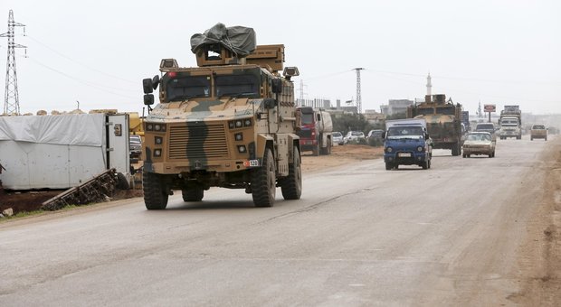 Siria, strage di soldati turchi. Erdogan: non bloccheremo più migranti diretti verso Ue