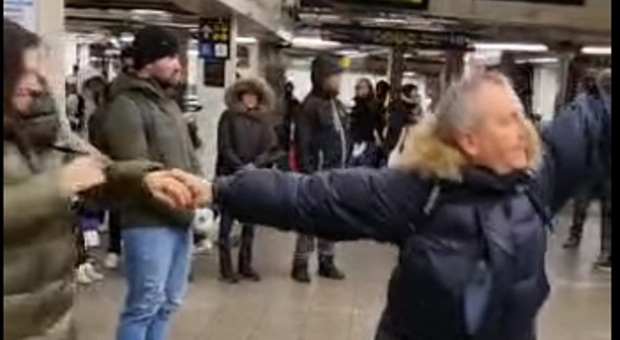 Avvocato avezzanese si scatena nel ballo nella Metro di New York: il video è virale