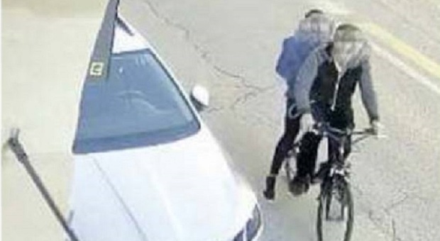 Gli rubano la bicicletta, lui mette le foto dei ladruncoli su Facebook: «Perché i genitori li vedano»