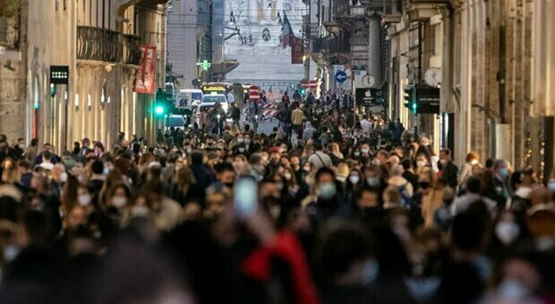 Covid Roma, in Centro megafoni anti-folla e targhe alterne la domenica: il piano anti-assembramenti