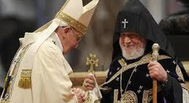 Braccio di ferro tra il Papa e il Patriarca armeno poi la firma su un documento comune, c'è bisogno di pane e non di armi