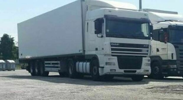 Multa da 1.732 euro per un camionista in autostrada: viaggiava con il cronotachimetro manomesso