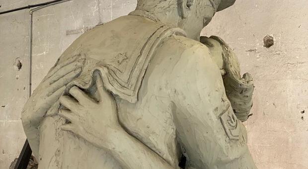 Al porto di Civitavecchia la statua di un abbraccio, sarà simbolo di rinascita