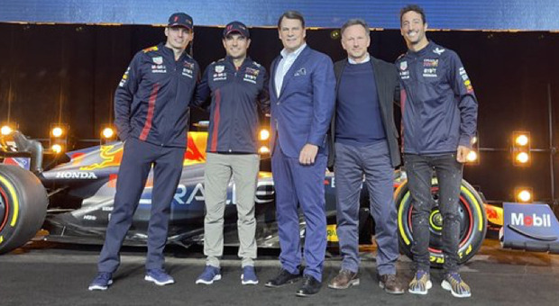 Da sinistra, Max Vestappen, Sergio Perez, Jim Farley presidente e Ceo della Ford Motor Company, Chrs Horner, TP e Ceo della Red Bull Racing e Daniel Ricciardo