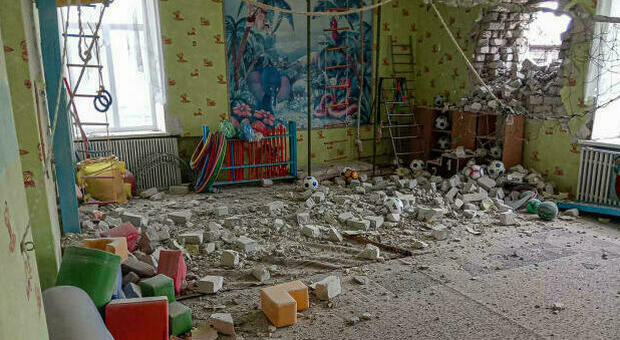 Ucraina, colpito cortile di un liceo: studenti nel rifugio. A Donbass colpi di mortaio su un asilo