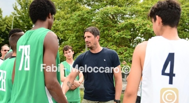 Alex Righetti insieme ai giocatori dell'Under 18 de La Foresta