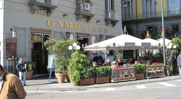 Napoli, lo storico caffè Gambrinus nega accesso a donna non vedente con il cane guida: multa di 833 euro