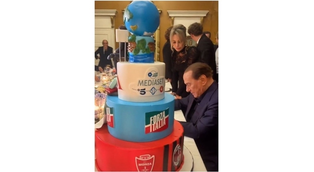 Berlusconi, la festa per gli 86 anni con la torta a cinque piani: «Chi ci crede, vince»