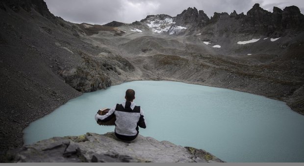 Marcia funebre per la morte del ghiacciaio Pizol in Svizzera: sciolto dal riscaldamento globale