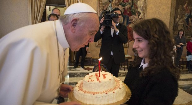 Papa Francesco è superstizioso: «Non fatemi gli auguri di compleanno in anticipo, porta jella»