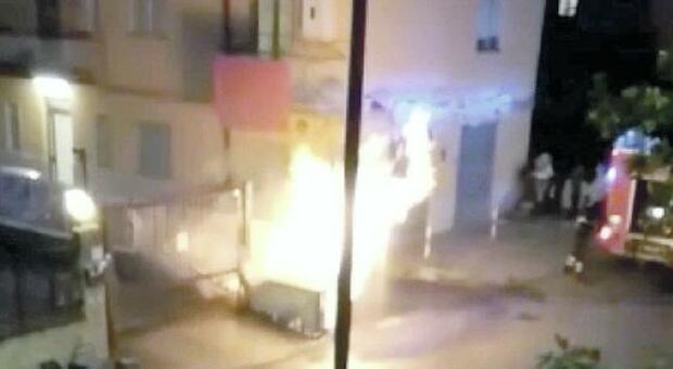 Incendia tre cassonetti a Roma, esplode il contatore del gas: evacuate due palazzine a Tor Vergata