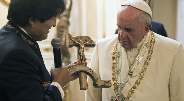Papa Francesco ha deciso: porterà a Roma il crocifisso falce e martello donato da Morales