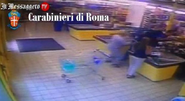 Carabiniere fuori servizio sventa rapina in supermercato
