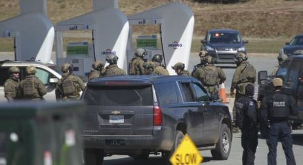 Canada, sparatoria di 12 ore in Nuova Scozia: 16 morti. C'è anche una poliziotta madre di due bambini. Ucciso il killer