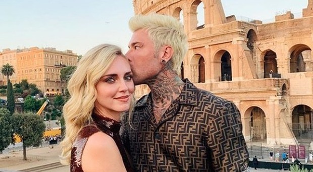 Chiara Ferragni e Fedez, foto romantica al Colosseo. Ma i fan notano qualcosa di strano: «Come hai fatto?»