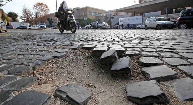Roma, via al piano sampietrini: spariscono dalle strade trafficate, arrivano in 113 zone del centro