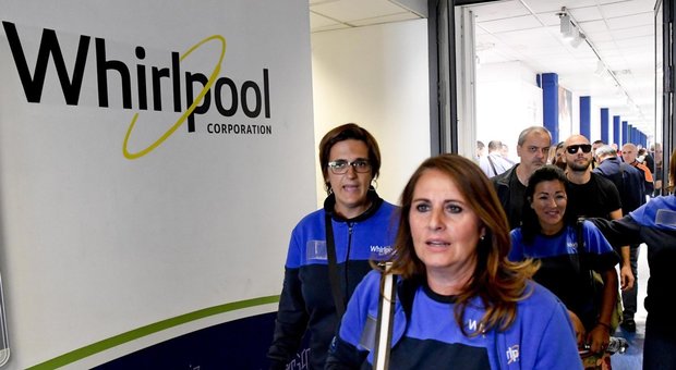 Whirlpool Napoli, ritirata la procedura di cessione: «Ma il sito è insostenibile»