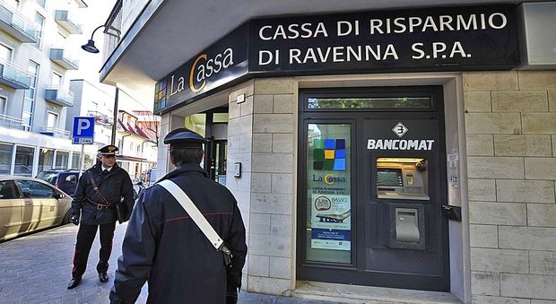 Gabicce, rapinatore solitario fugge a piedi dalla banca con 4mila euro