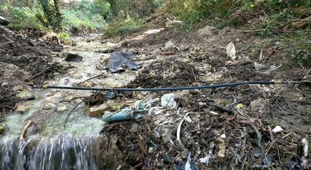 Cantalice, il consigliere Dionisi: «Il Comune interviene a pulire il fosso del Vallone, ma i rifiuti sono ancora tutti lì»
