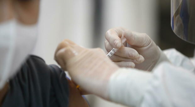 Vaccino Covid e antinfluenzale somministrati insieme, ok dell'Oms: «È efficace e sicuro»