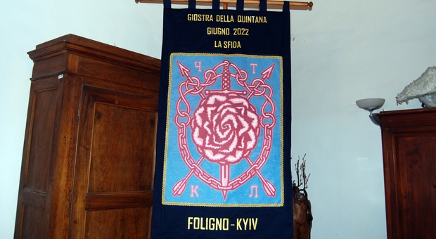 Giostra della Quintana di Foligno, svelato il palio della Sfida del 18 giugno. È la “Rosa rossa – Fiore dell’Amore” dell’artista ucraino Mikola Matsenko