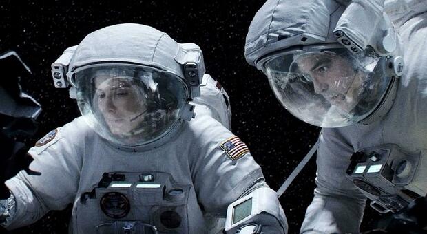 Stasera in tv, oggi martedì 22 febbraio su Rai 4 «Gravity»: curiosità e trama del film con Sandra Bullock e George Clooney