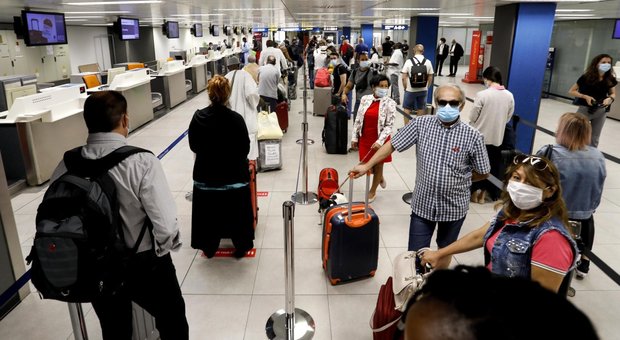Coronavirus, zone rosse e tamponi rapidi negli aeroporti: il piano del governo
