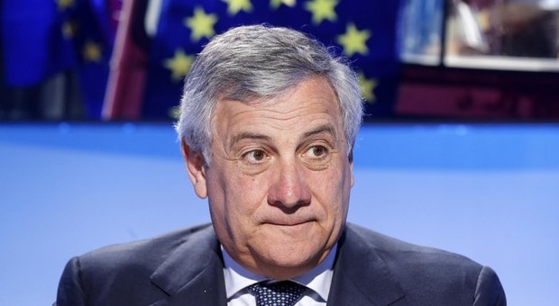Tajani attacca Salvini: «Non si strumentalizza il croficisso per le elezioni»