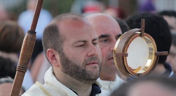 Il nuovo vescovo: in centinaia dalla Puglia per don Vito. Alberghi e ristoranti pieni I video dei saluti dei concittadini