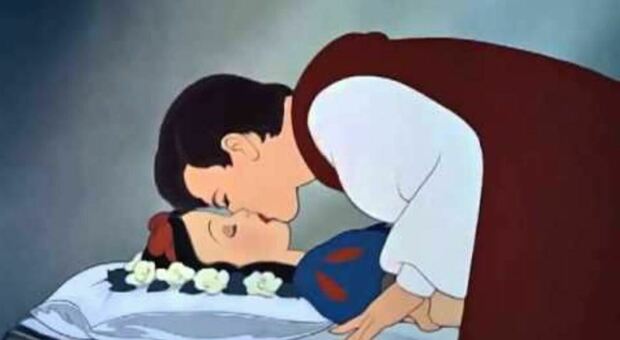 Biancaneve, «Bacio rubato senza consenso, lei dormiva»: bufera di polemiche per Disney