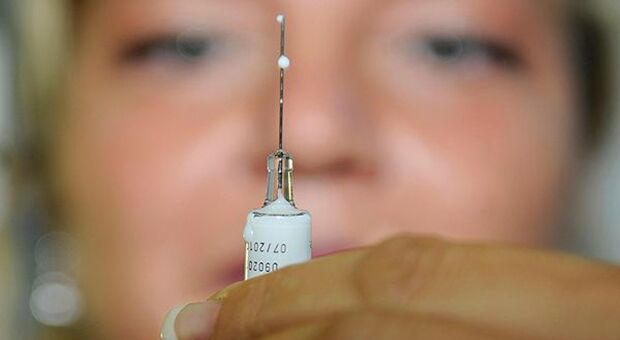 J&J sospende temporaneamente test vaccino contro Covid