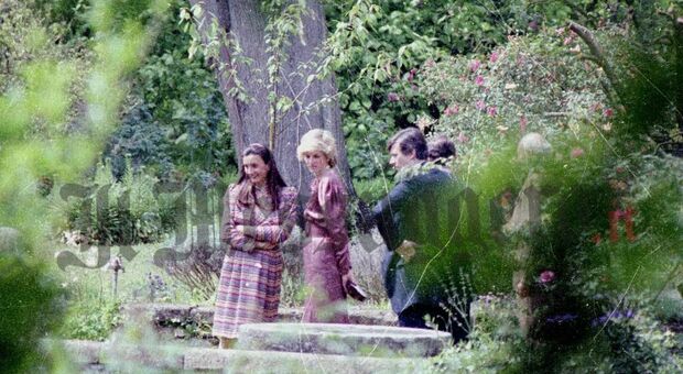 Carlo (oggi Re) e Lady Diana, spunta la foto della visita al Giardino di Ninfa nell'aprile dell'85