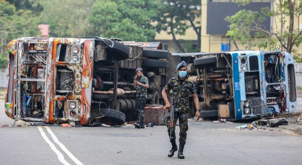 Sri Lanka nel caos: 7 morti e 220 feriti durante le proteste: premier e governo lasciano il Paese in bancarotta