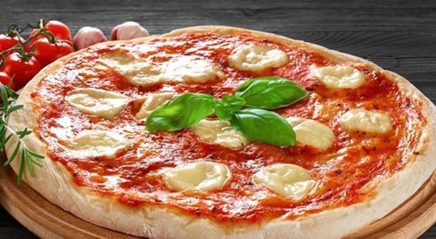 La pizza napoletana celebrata nel Festival della Pizza a Roma: week-end tra pizza, street food e silent disco