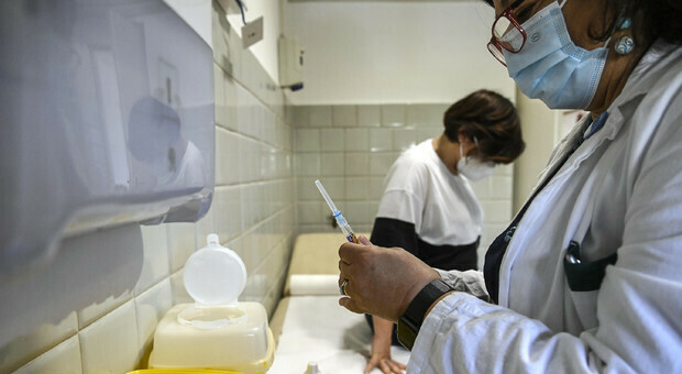 Covid, la metà delle donne incinte nel Lazio è senza vaccino: scatta l'allerta