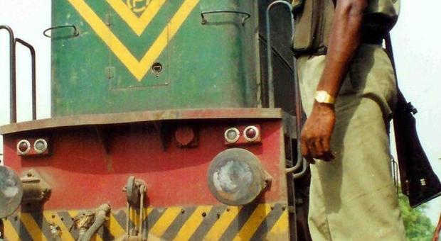 India, la locomotiva parte da sola, un uomo la insegue in moto e la blocca in corsa