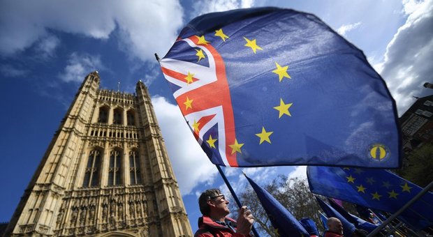 Brexit, sì del Parlamento britannico all'accordo: manca solo la firma della Regina