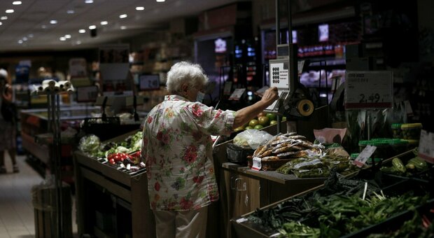 Inflazione record a 8,4%, allarme prezzi: rischio contrazione consumi