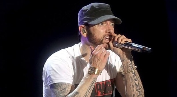 Eminem, panico al concerto: fan in fuga per gli spari, ma sono solo effetti speciali