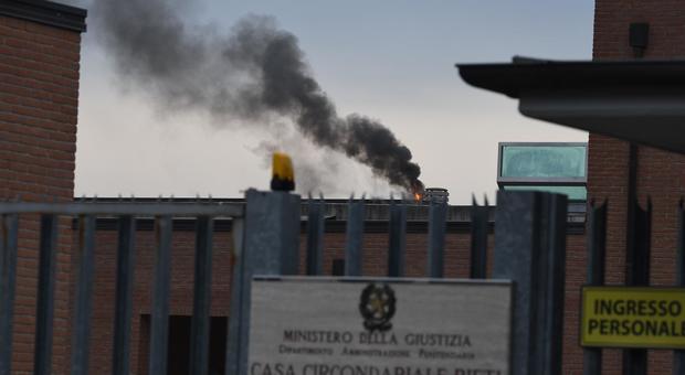 Coronavirus, fumo e detenuti sul tetto anche il carcere di Rieti è in rivolta Un blitz degli agenti in tenuta antisommossa riporta l'ordine Le foto